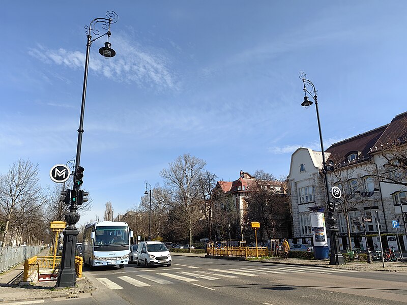 File:Budapest, M1 metró, Bajza utca, 32.jpg