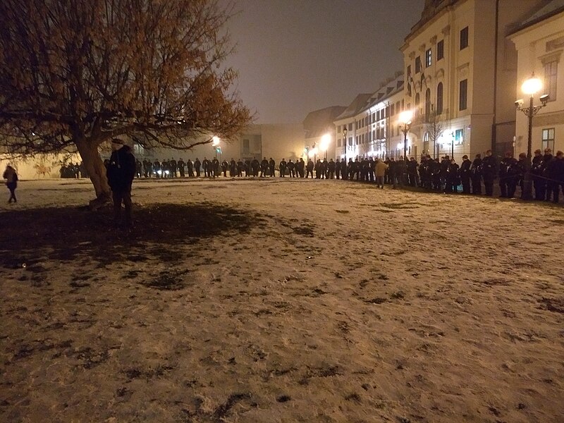 File:Budapest protest 2018-12-21 23-14-34.jpg