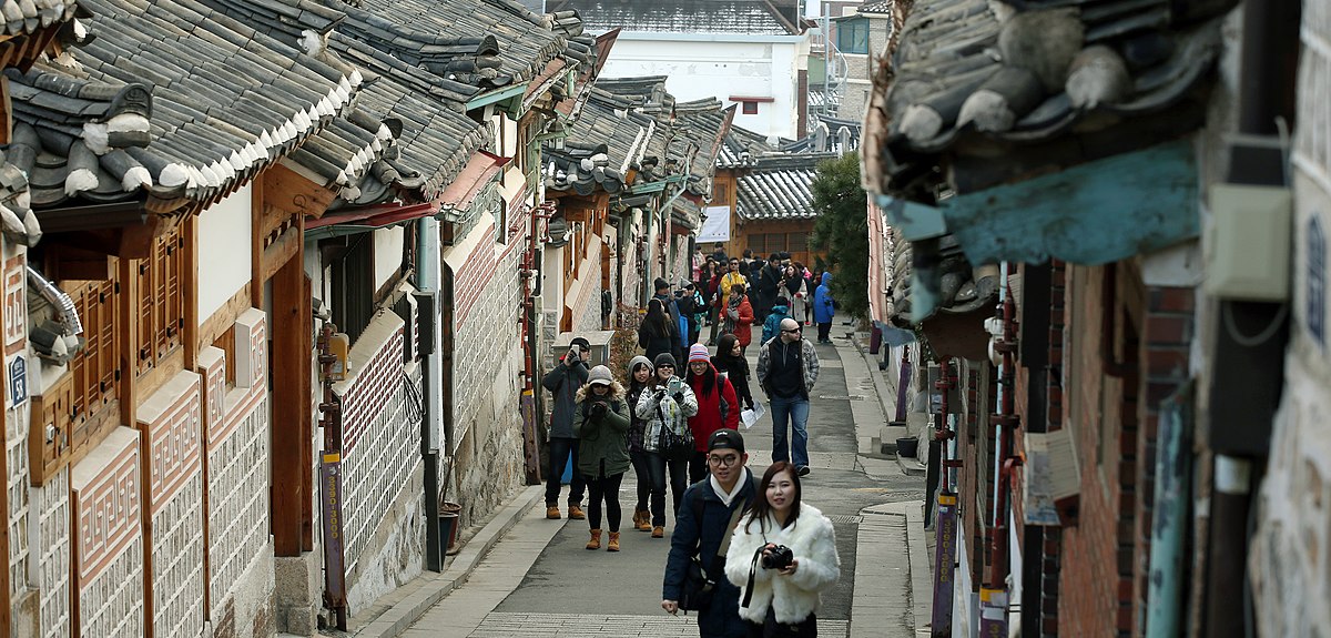 Un village. Bukchon Hanok Village. Un Village Корея. Un Village Сеул. Деревня Букчон в Сеуле.