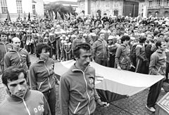 Jochen Bachfeld i bildens centrum, i raden längre bort som håller flaggan