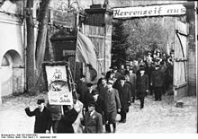 Procession demonstrating the dissolution of the knight's estate Helfenberg (near Dresden), September 1945. Bundesarchiv Bild 183-32584-0002, Bodenreform in der SBZ.jpg