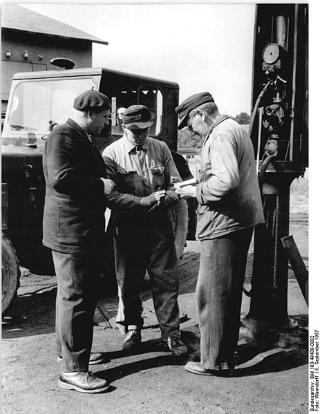 File:Bundesarchiv Bild 183-49439-0002, Chemnitz, beim Tanken.jpg