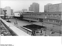 Ambulanz-Zentrum (1977). Bundesarchiv Bild 183-S1209-0018, Erfurt, Rieth, Ambulatorium, Wohnhochhauser.jpg