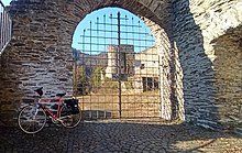 Ein vermoostes Schild mit dem Text "Betreten der Baustelle verboten" verwehrt den Zugang zur Burg Altwied.