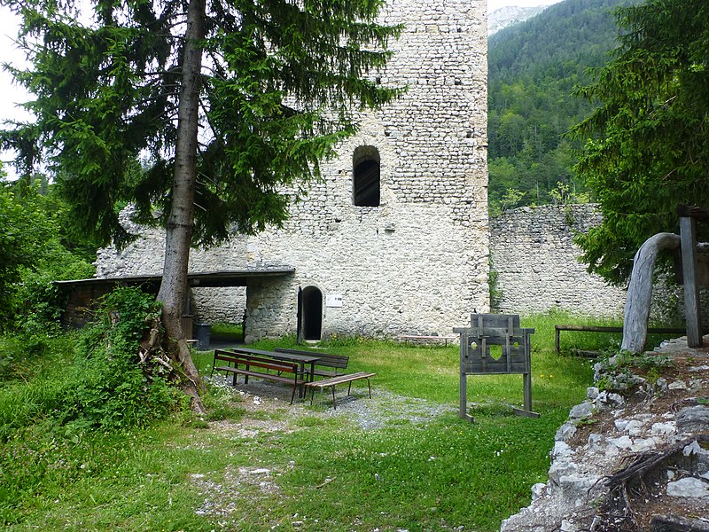 File:Burgruine Khünburg-04-Innenhof.jpg