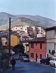 Buti con il Castel Tonini; il centro fu teatro di uno scontro tra i sostenitori di Nino e quelli di suo nonno.