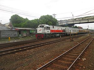 Kereta api Sri Tanjung yang dihela lokomotif CC 201 78 05 saat meninggalkan Stasiun Lempuyangan, 2015