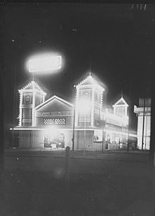 COLLECTIE TROPENMUSEUM Het 's avonds verlichte paviljoen van de firma Kolff van der Hoeven en Broekman op de Koloniale Tentoonstelling in Semarang TMnr 60026652.jpg