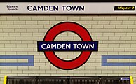 Napisy i logo na stacji Camden Town – New Johnston