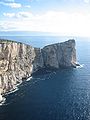 Capo Caccia vista aerea da Nord, sul fianco a livello del mare vi è la grotta di Nettuno.