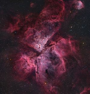 용골자리 성운. 용골자리 에타와 열쇠구멍 성운은 중심부에서 약간 왼쪽, NGC 3324는 오른쪽 위에 있다.