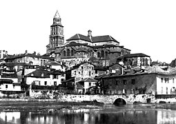 La Catedral de San Frontis antes de la restauración de Paul Abadie. Fotografía tomada por Médéric Mieusement antes de 1893.