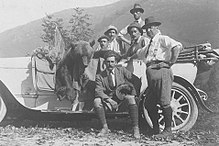 A group of hunters with an Iberian wolf and Cantabrian brown bear at a hunt in Picos de Europa National Park in 1919 Cazeria regia en Picos de Europa (1).jpg