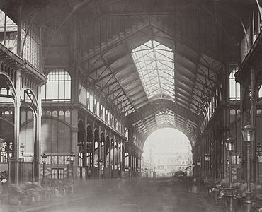 L'interno di uno dei giganteschi padiglioni in vetro e ferro di Les Halles, (1853–70), il mercato centrale di Parigi, di Victor Baltard