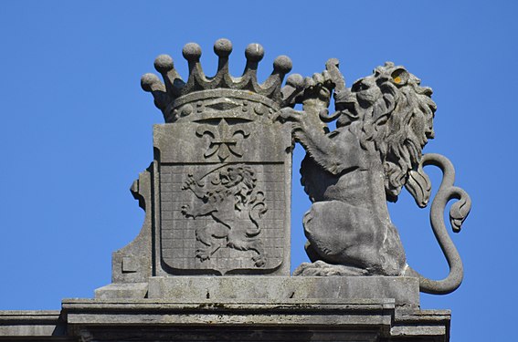 Former coat of arms of Charleroi on a school buld in 1882.