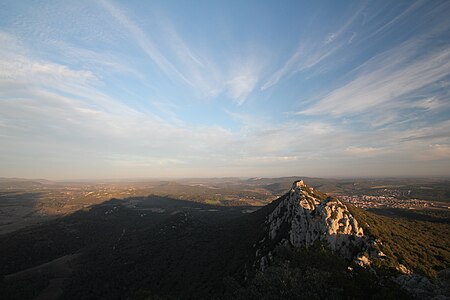 Le château est situé sur un éperon rocheux qui domine la garrigue.