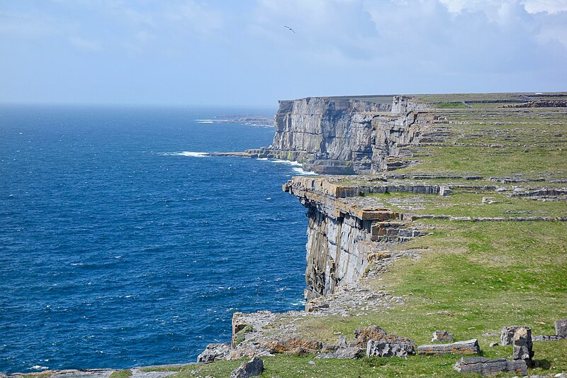 File:Cliffs at Dún Aonghasa • Dun Aengus (41231272755).jpg