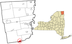 Localização no condado de Clinton e no estado de Nova York.