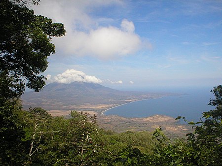 尼加拉瓜被称为湖泊和火山之国，图为位于尼加拉瓜湖奥梅特佩岛的康塞普西翁火山