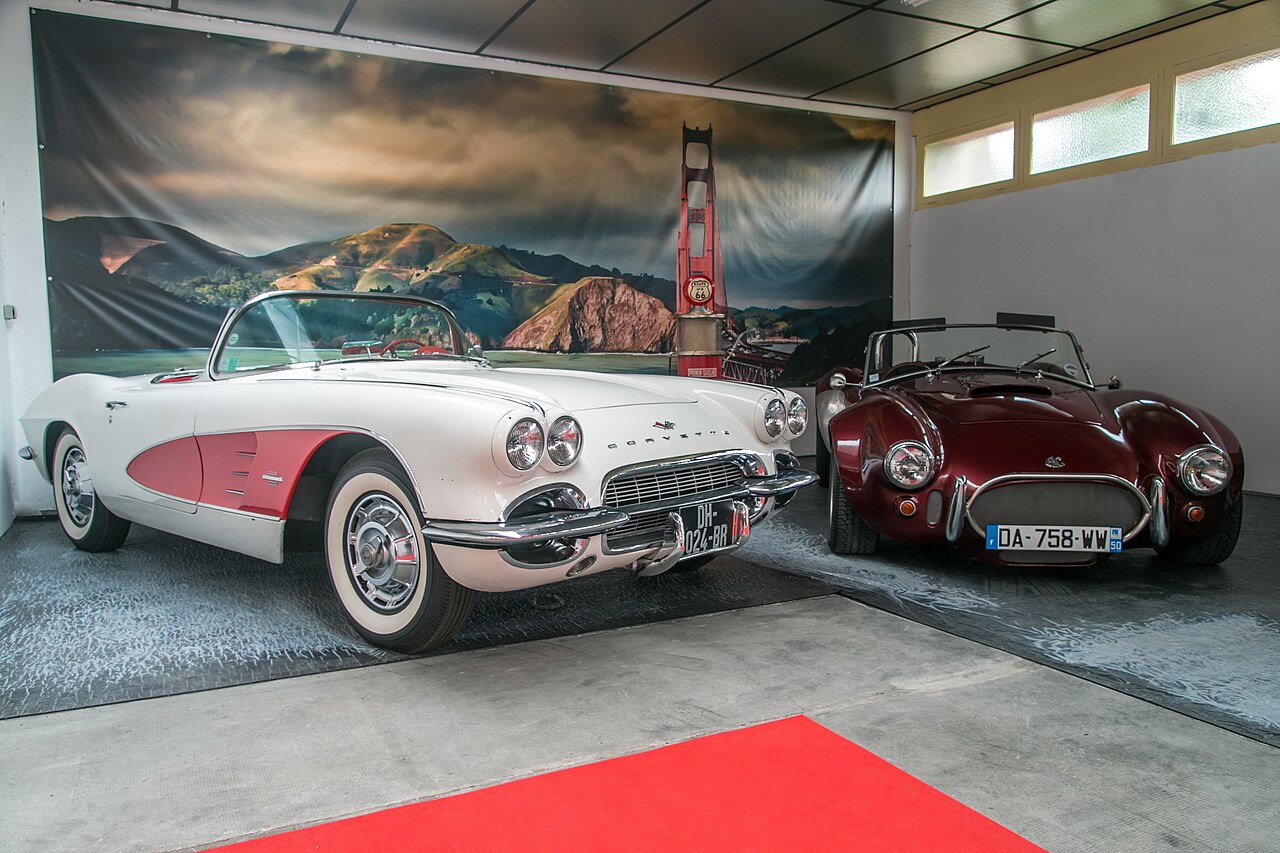 Châtillon-Coligny (45) - Auto Sport Museum 1280px-Corvette_C1_et_AC_Cobra