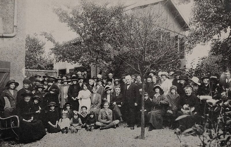 File:Coué and Patients in his Garden (1923).jpg