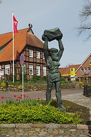 Bronzeplastik des Riesen Bruns auf dem Hanstedter Platz