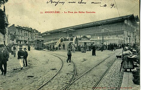 Rame du tramway d'Angoulême, place des Halles centrales, avant la Première Guerre mondiale.