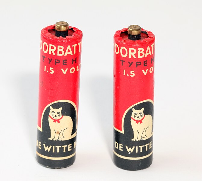 File:De Witte Kat Hoor Batterij type H 13 1.5 volt old AA battery made in Holland (51885918502).jpg