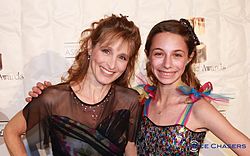 Dina Sherman tyttärensä kanssa Annie-palkintotilaisuudessa 2014.