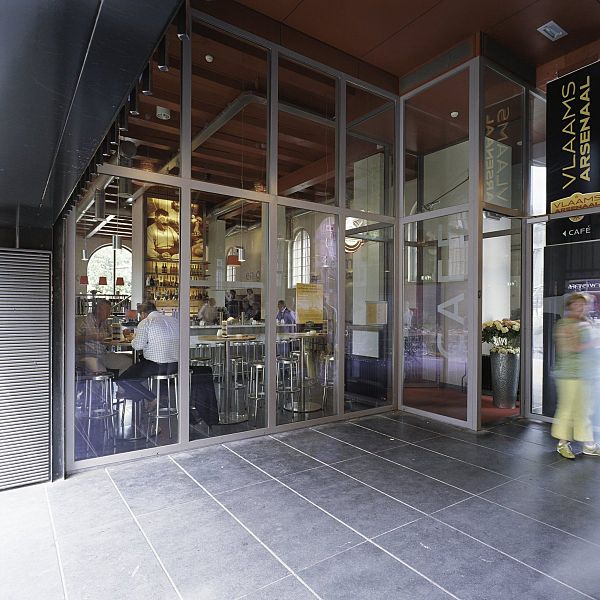 File:Doorgang naar restaurant in de achtergevel - Nijmegen - 20388913 - RCE.jpg