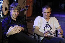 Bassist Dougie Payne (left) and lead singer Fran Healy in Madrid, Spain, 2007 Dougie Payne y Fran Healy, entrevista en la Riviera, Madrid, 2007.jpg