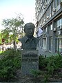 Статуата на Душко Радовиќ во Белград пред зградата Белграѓанка.