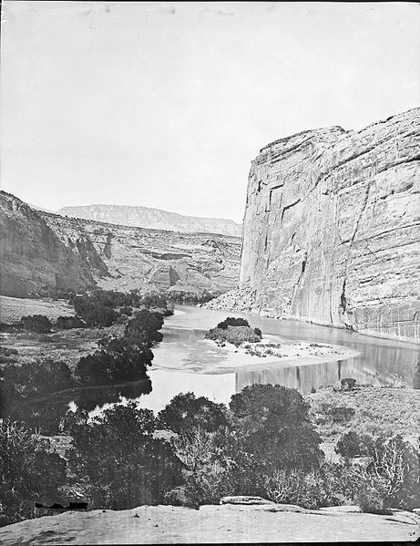 File:Echo Rock, Green River, Utah. Old No. 105. Echo Park looking from upper end. Yampa River in the - NARA - 517755.jpg