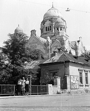 Another synagogue: the synagogue of Eger (built in 1911-1913). It was also a colossal work of its time, but it was demolished in 1967, so only a few black and white photographs testify to its existence. Eger, Kossuth utca, hid az Eger patak felett, szemben a regi Zsinagoga. Fortepan 30704.jpg