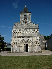 L'église romane de Chadenac s'inscrit dans un des circuits touristiques de la Saintonge romane où Pons est la ville de départ.