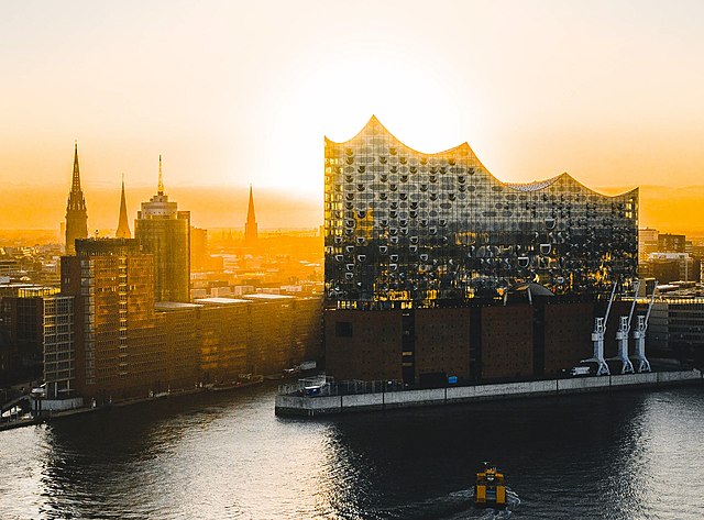 Image: Elbphilharmonie zum Sonnenaufgang (cropped)