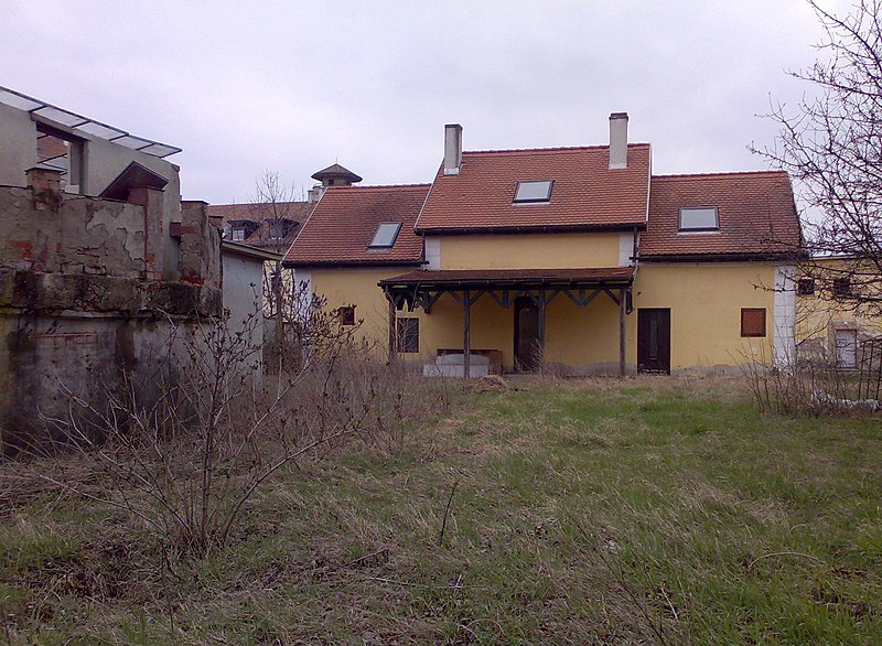 File:Elhagyatott családi ház udvara - panoramio (1).jpg