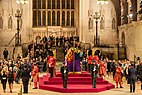 Isabel II yaciendo en estado en Westminster Hall.