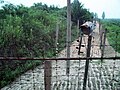 В зоната се използват електрически огради, за да се предотврати преминаването на хора от едната държава в другата. От двете страни на оградите са направени полета с противопехотни мини.
