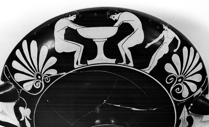 File:Epeleios Painter - Kylix Depicting a Standing Youth and Two Youths Bathing - Walters 4889 - Side A Detail.jpg