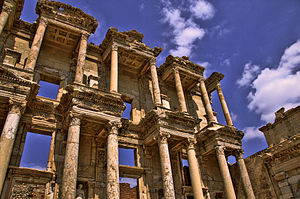 Cửa của thư viện Celsus tại Ephesos.