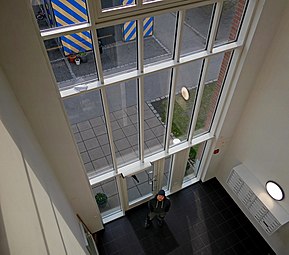 Cửa sổ rất cao ở lối vào tòa nhà dân dụng ở Ystad.