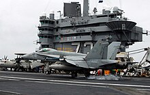 F / A-18 uçağı uçuş güvertesinde, iniyor.