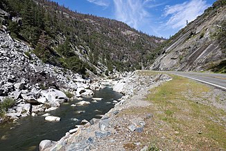 Der Fluss im Feather River Canyon, rechts der Highway 70