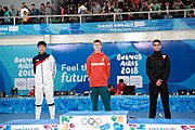 Deutsch: Fechten bei den Olympischen Jugend-Sommerspielen 2018: Tag 1, 7. Oktober 2018, Jungen, Säbel, Siegerehrung - Gold: Krisztián Rabb (HUN), Silber: Hyun Jun (KOR), Bronze: Mazen Elaraby (EGY); Medaillen überreicht durch IOC-Mitglied Britta Heidemann, Maskottchen überreicht durch FIE-Generalsekretär Emmanuel Katsiadakis English: Fencing at the 2018 Summer Youth Olympics at 7 October 2018 – Boys' sabre Medal ceremony – Gold: Krisztián Rabb (HUN), Silver: Hyun Jun (KOR), Bronze: Mazen Elaraby (EGY); Medal presenter: IOC member Britta Heidemann, Mascot presenter: FIE Secretary General Emmanuel Katsiadakis