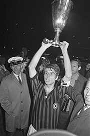 Rivera solleva la Coppa delle Coppe 1967-1968