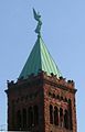 La estatua de bronce de Uriel vigila encima de la torre de la Primera Iglesia Congregacional en Detroit.