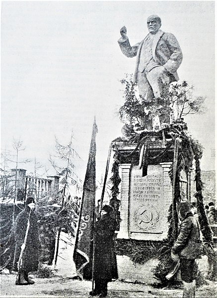 File:First Lenin statue in USSR 1924.jpg