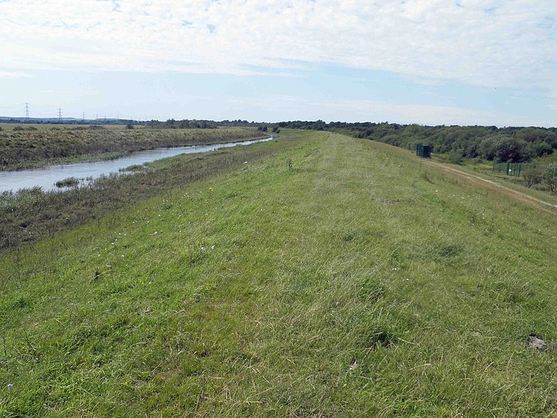 File:Flood bank near the former Thorpe Marsh power station - geograph.org.uk - 3048291.jpg