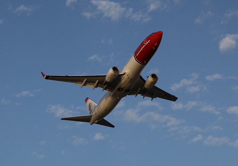 File:Flugzeug der Norwegian Air International startet in Lanzarote.jpg